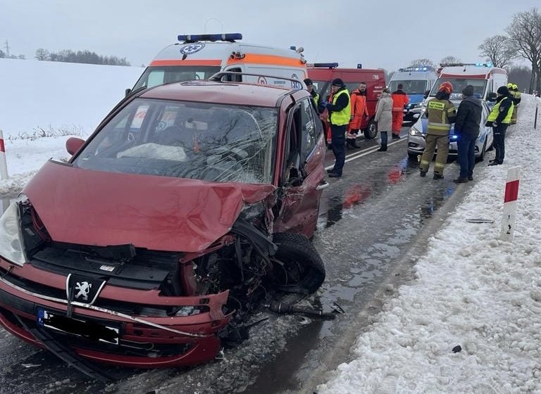 Zderzenie dwóch aut. 6 osób trafiło do szpitala