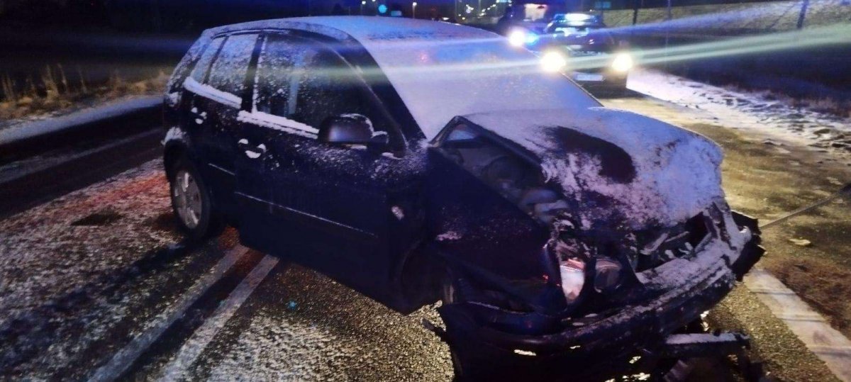 Czołowe zderzenie na starej siódemce w Kazimierzowie