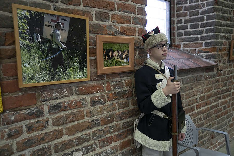 Współcześni młodzi ludzie nie różnią się od powstańców.  Wystawa „Powstanie Styczniowe 1863 – Cztery Pory Roku” w Bibliotece Elbląskiej

