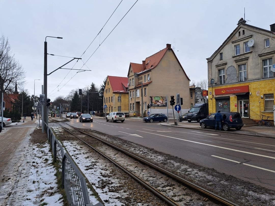 Skręt w lewo z ul. Bema w ul. Mickiewicza grozi mandatem i punktami karnymi. Policjanci ukarali instruktora nauki jazdy