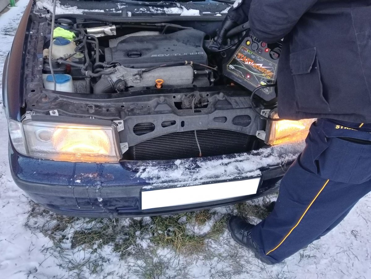 Strażnicy miejscy z Elbląga pomogą odpalić samochód