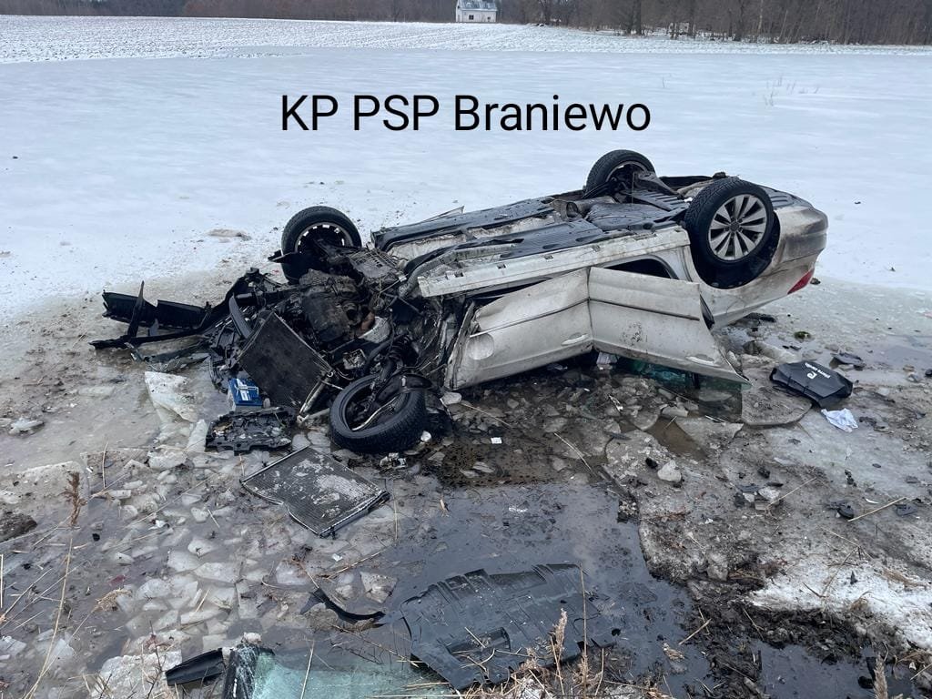 Uderzył w drzewo, dachował na polu. Kierowca w szpitalu