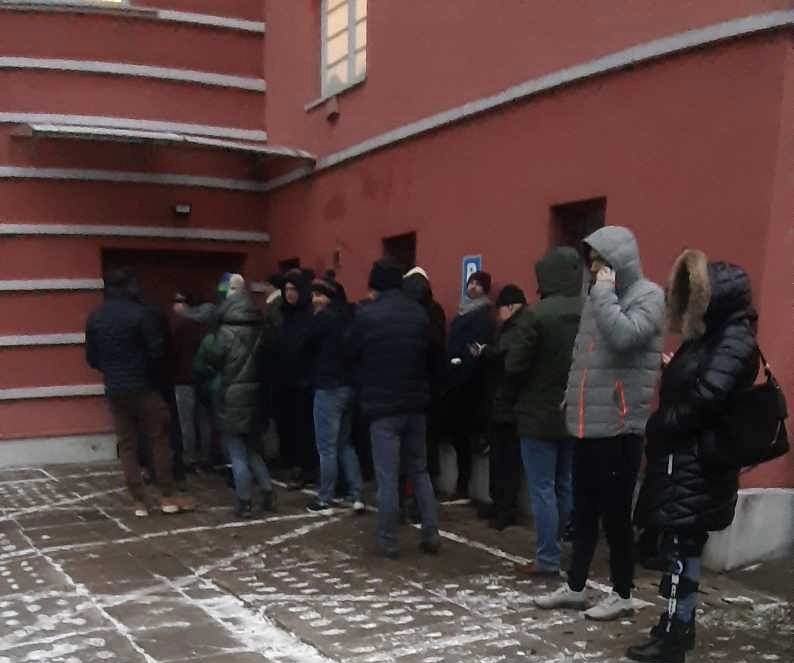 Za czym kolejka ta stoi? Aby zapisać dzieci na ferie w szkole