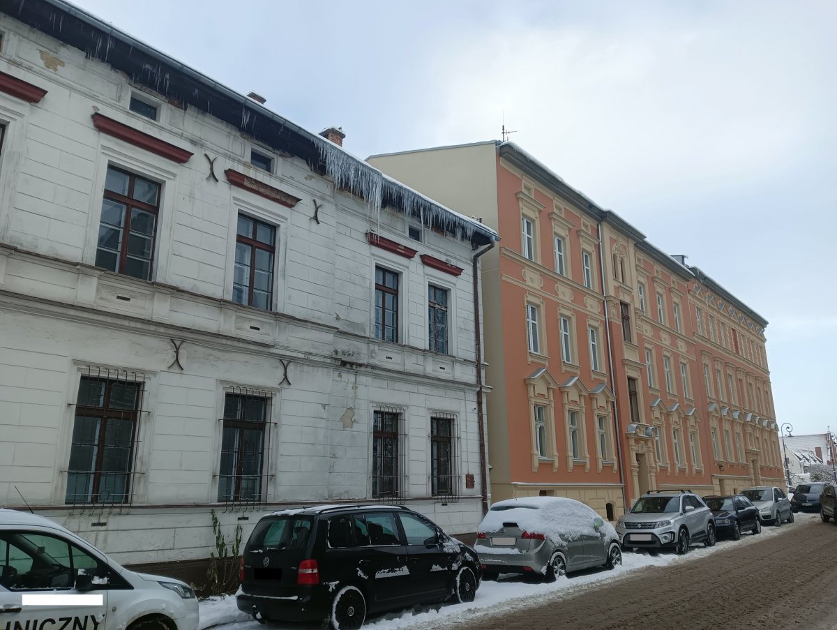 Usuwanie sopli i nawisów śnieżnych to obowiązek właścicieli i zarządców nieruchomości