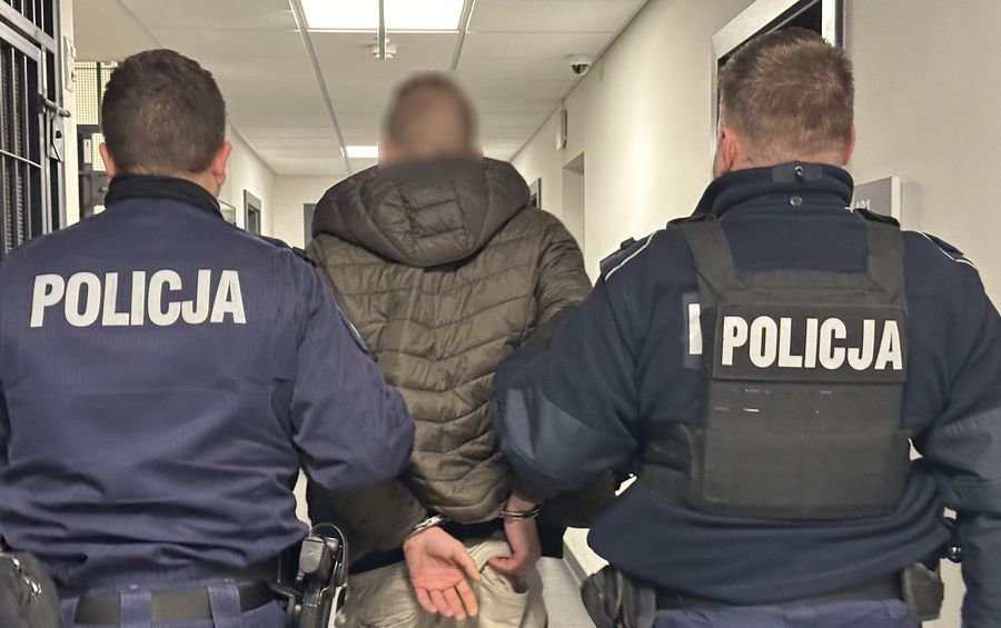 Oszukiwali „na blika”. Wpadli, kiedy wypłacali pieniądze z bankomatu