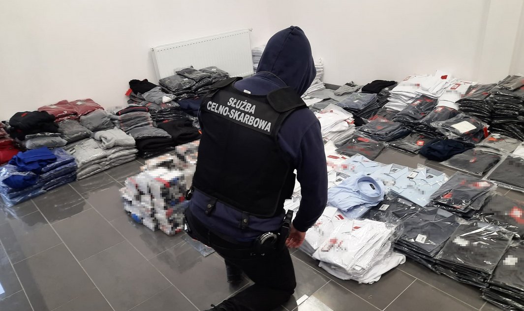 Służby zabezpieczyły w Elblągu i Pasłęku podrobioną odzież o wartości miliona złotych