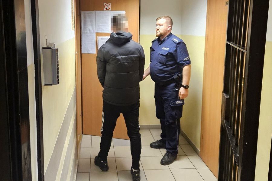 24-letni pracownik banku przywłaszczył sobie prawie pół miliona złotych. Wszystkie pieniądze przegrał