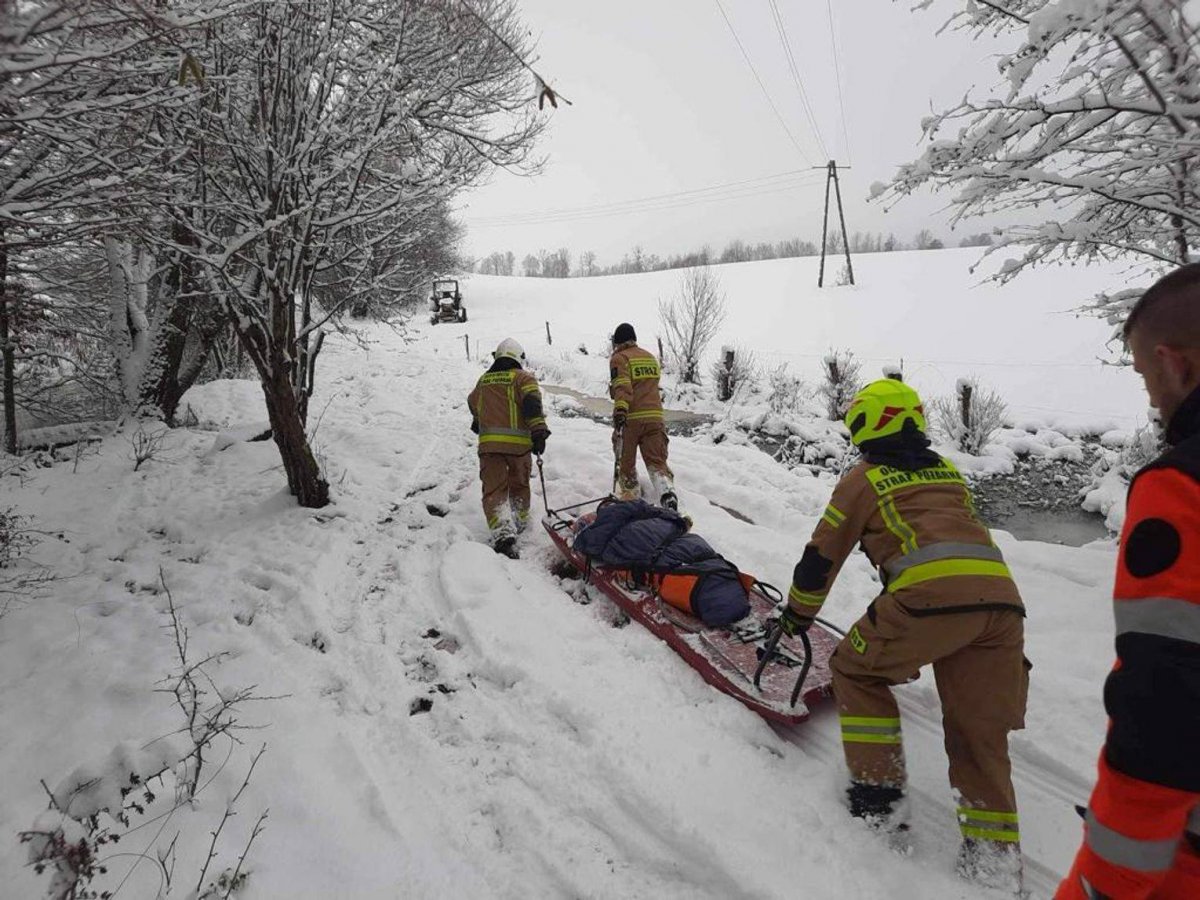 Śnieżyca uniemożliwiła karetce dotarcie do chorego. Na pomoc ruszyli strażacy