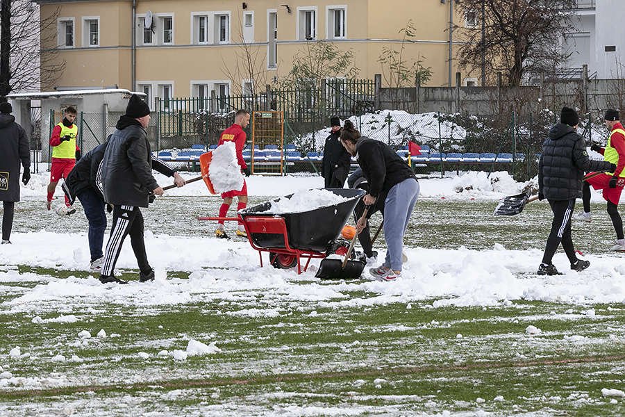 Blisko 40 osób odśnieżało boisko, ale to nie pomogło. Concordia nie zagrała w Elblągu z Legionovią [ZDJĘCIA]