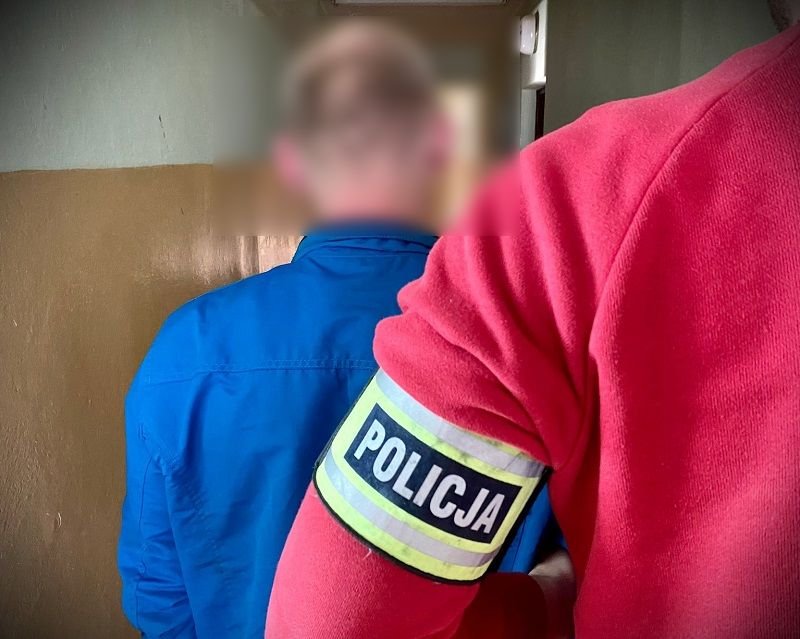 Ukradł przetwory z piwnicy. Chociaż ogórki mu smakowały, za kratami może teraz spędzić nawet 15 lat