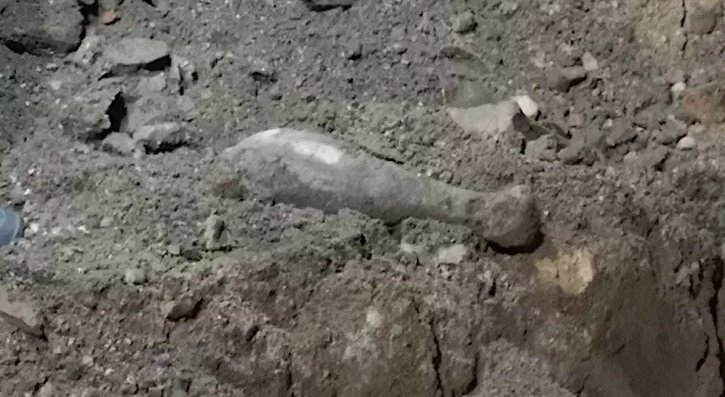 Operator koparki podczas prac ziemnych wykopał pocisk moździerzowy z czasów II wojny światowej