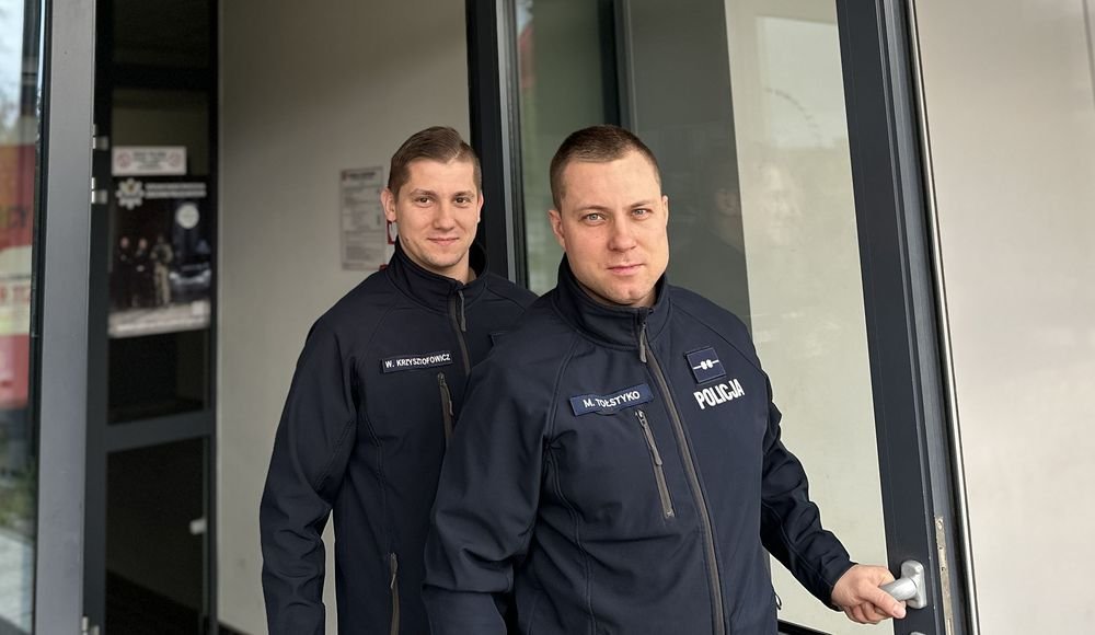Pasażer miał odcięte trzy palce, policjanci pomogli dowieźć go do szpitala