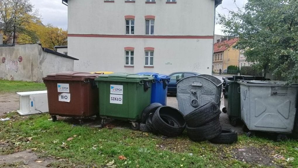 Co zrobić ze starymi oponami? Na pewno nie podrzucać pod śmietnik
