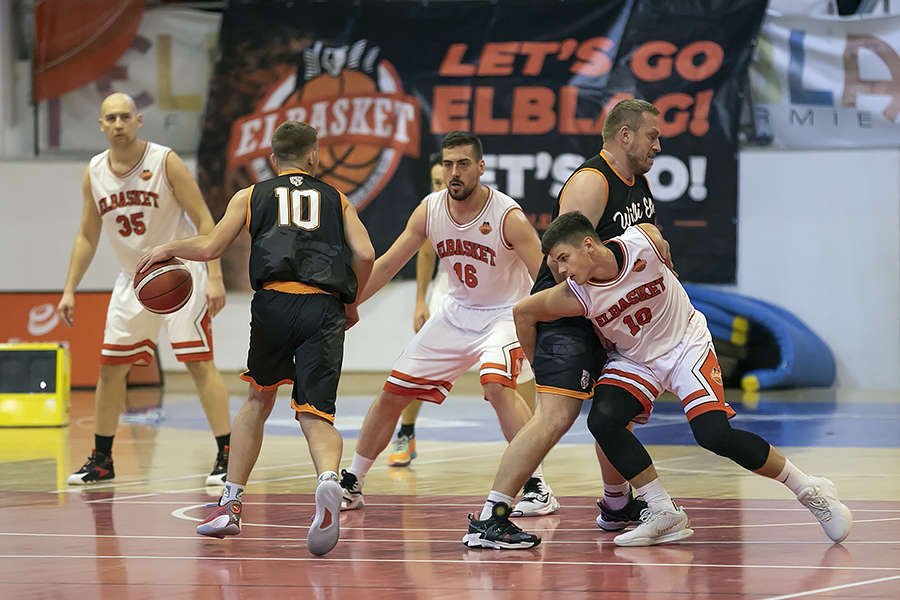 Basketball Elbląg wygrał z liderem [ZDJĘCIA]