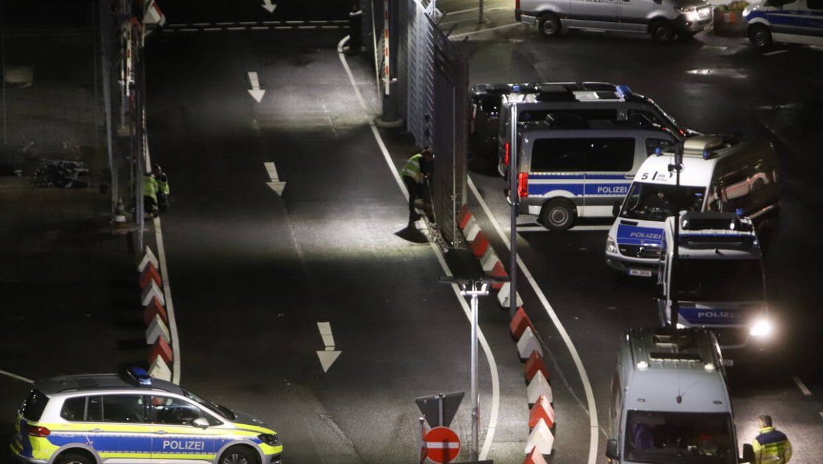Niemcy: Trwają negocjacje z mężczyzną, który samochodem wdarł się na płytę lotniska w Hamburgu. 4-letnia córka zakładniczką