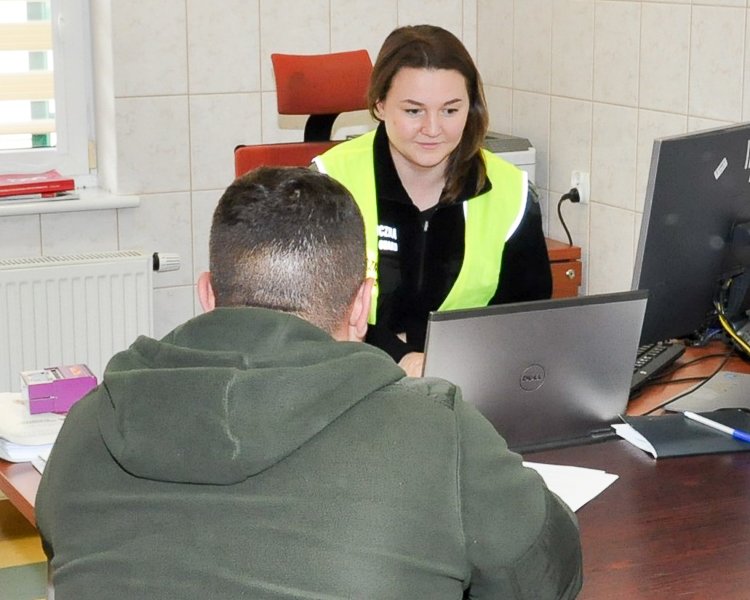 Rosjanin zatrzymany w Grzechotkach. Jechał autem z podrobionym dowodem i tablicami