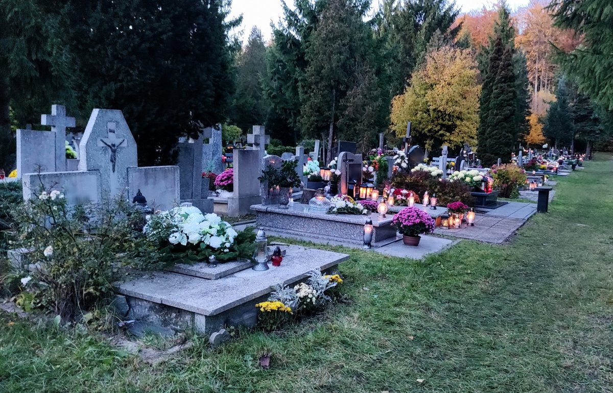 W Kościele katolickim 2 listopada obchodzony jest Dzień Zaduszny