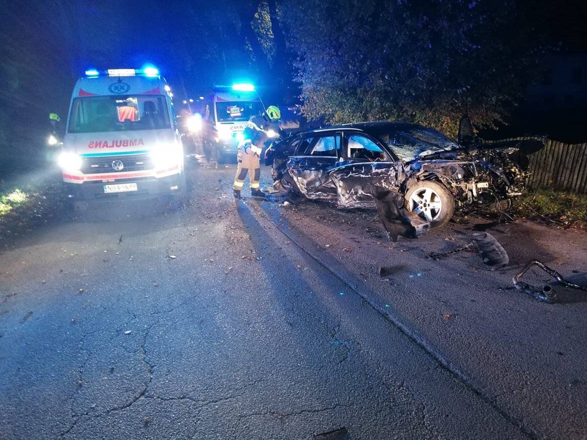 W nocy doszło do groźnego wypadku. Kierowca stracił panowanie nad pojazdem. Auto uderzyło w przydrożne drzewa