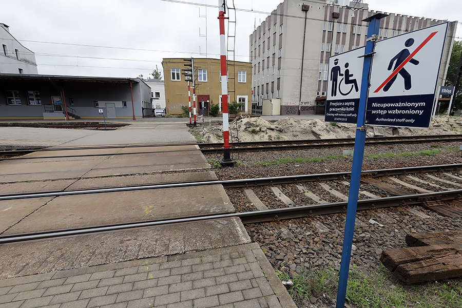 Kolejarze apelują: nie skracajcie sobie drogi do śmierci na przejazdach