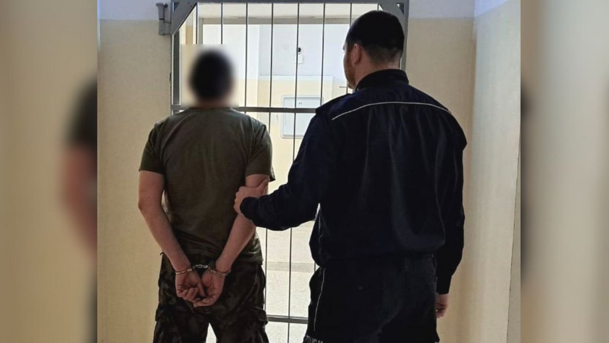 Groził mężczyźnie nożem na przystanku. Dzięki błyskawicznej reakcji policji nie doszło do tragedii