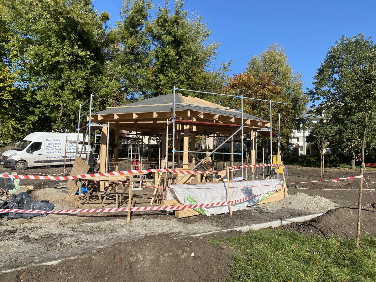 Trwa budowa tężni solankowej w parku Traugutta [ZDJĘCIA]