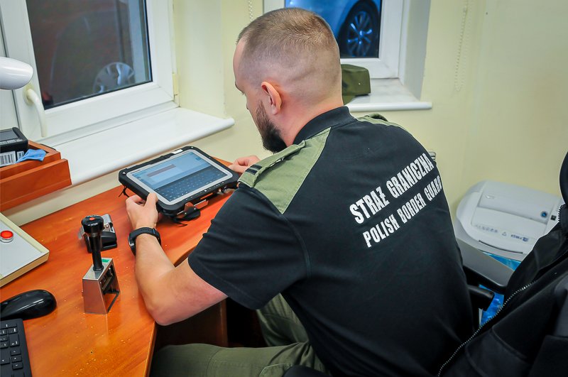Grzechotki: Wymienił tablice i podrobił dowód rejestracyjny
