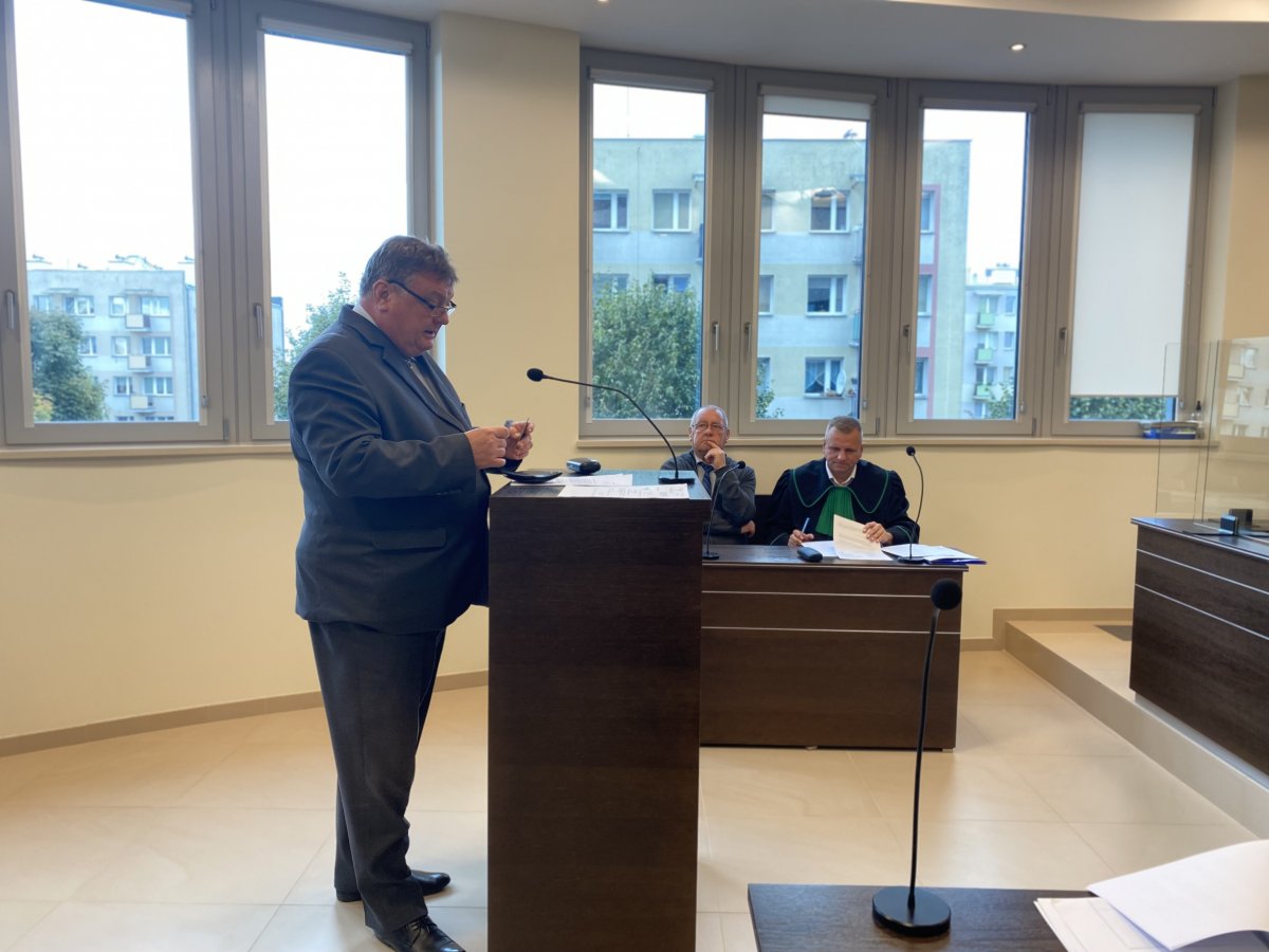 Były dyrektor Centrum Rehabilitacji zwolniony za internetowe komentarze i prezydent Wróblewski spotkali się w sądzie