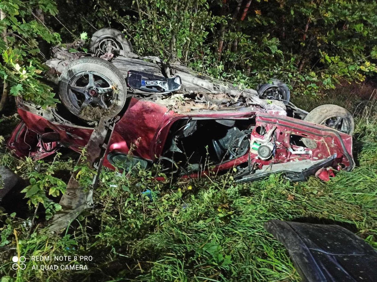 Tragiczny wypadek w miejscowości Ogrodniki w gminie Milejewo. Samochód uderzył w drzewo i dachował. Nie żyje 17-letnia dziewczyna