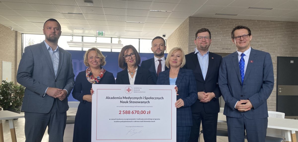 W Akademii Medycznych i Społecznych Nauk Stosowanych ruszą trzy bezpłatne kierunki studiów podyplomowych. To fizjoterapia w końcowej fazie życia pacjentów, innowacje i badania kliniczne