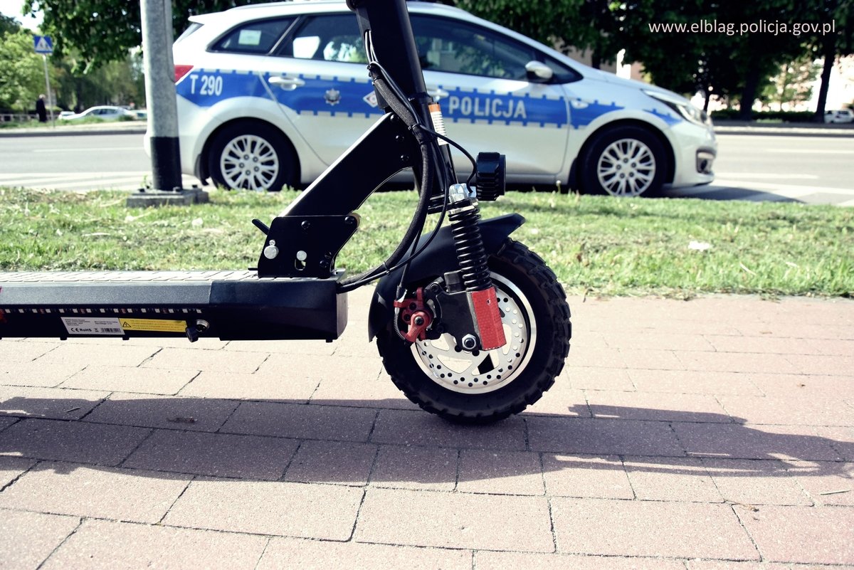 Elbląg: Uderzył hulajnogą w sygnalizator świetlny. Miał prawie półtora promila alkoholu w organizmie

