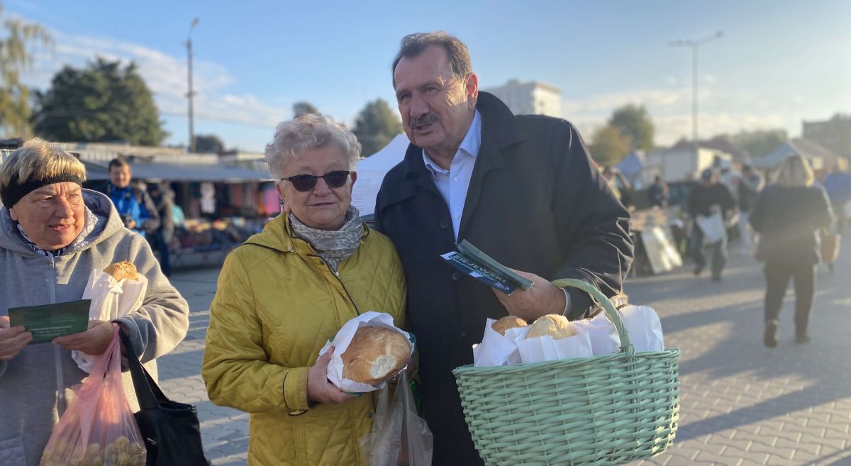 Poseł Zbigniew Ziejewski na Targowisku Miejskim w Elblągu podzielił się chlebem z mieszkańcami [ZDJĘCIA]
