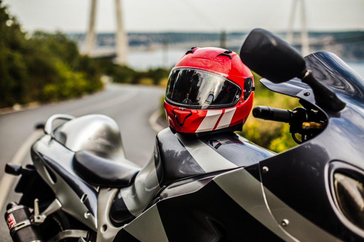 Co wyróżnia lekki kask motocyklowy? U kogo się sprawdzi?