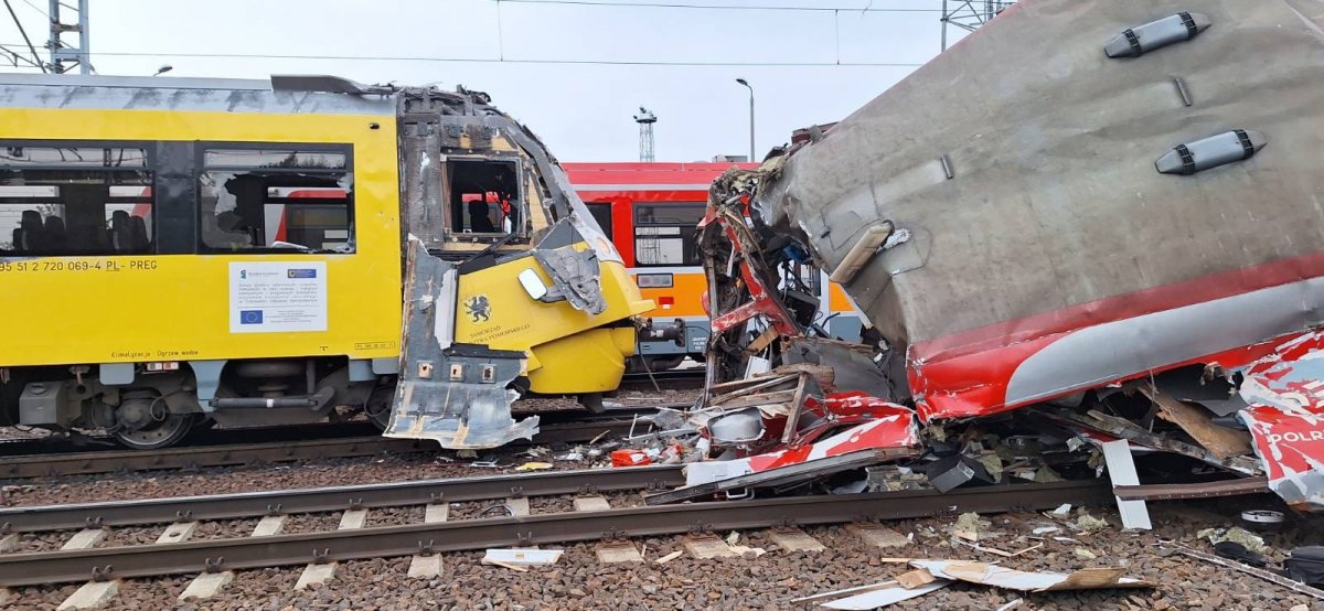 Gdynia: Utrudnienia w ruchu kolejowym po zderzeniu dwóch pociągów. Cztery osoby ranne
