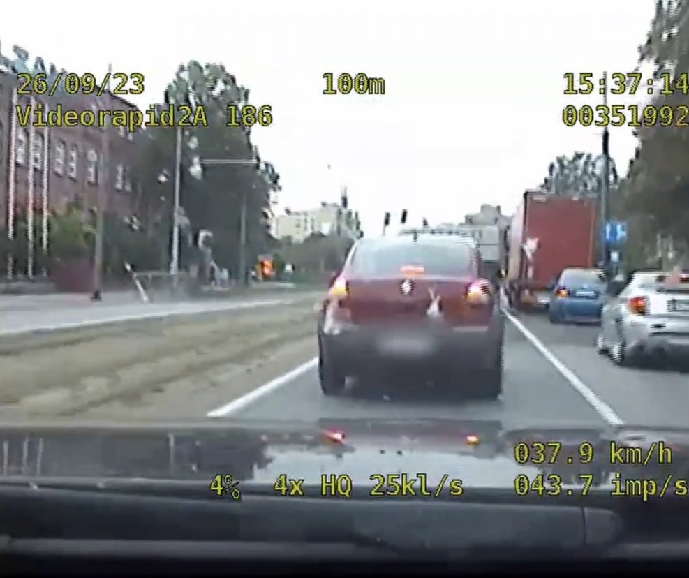 Elbląg: Podczas ucieczki przed policją 56-letni kierowca popełnił 34 wykroczenia i doprowadził do dwóch kolizji [VIDEO]