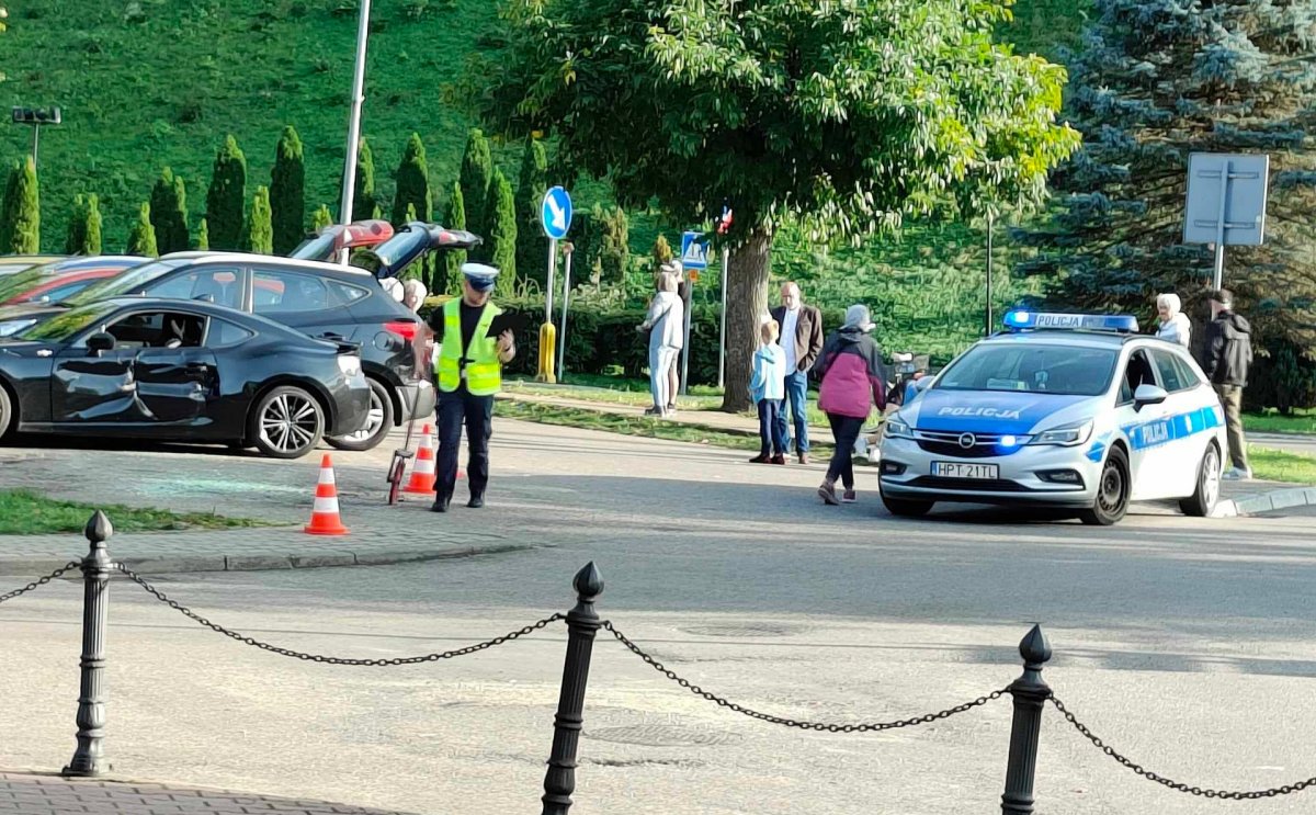 Kierował ciągnikiem, rozpędzony uderzył w zaparkowane auta osobowe