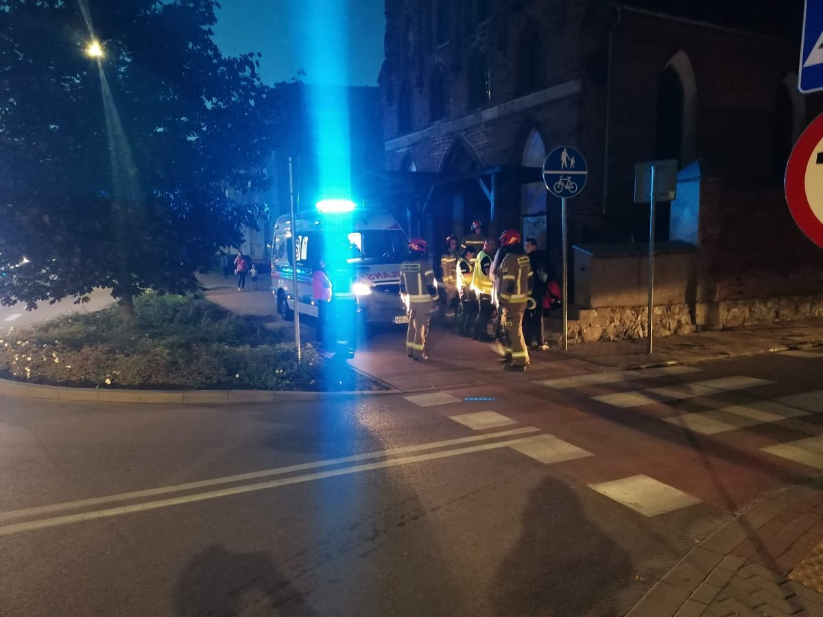 Wypadek na przejściu dla pieszych. Chłopcy jadący na hulajnodze zostali potrąceni. Trafili do szpitala