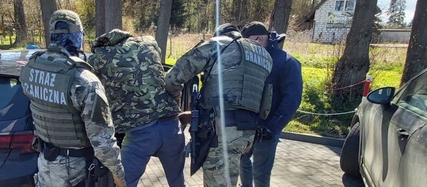 Taranowali autami salony jubilerskie i rabowali kosztowności. Zostali zatrzymani na gorącym uczynku na terenie gminy Tolkmicko. Teraz odpowiedzą przed sądem