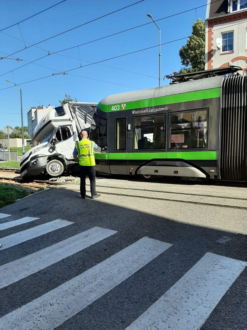 Zderzenie z tramwajem w Elblągu. Jedna osoba ranna