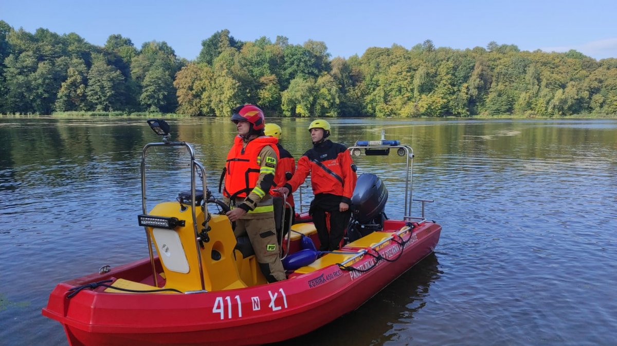 Poszukiwania na Jeziorze Pierzchalskim. Służby proszą o pomoc. Czy ktoś utonął w jeziorze, czy tylko zostawił rzeczy? [AKTUALIZACJA]
