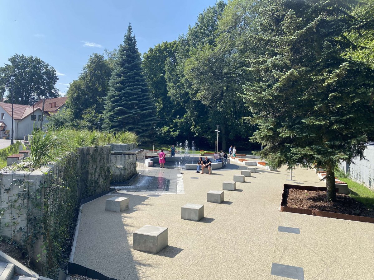 Tak wygląda park kuracyjny przy ul. Spacerowej w Krynicy Morskiej po rewitalizacji. Jest nowa fontanna, alejki z ławkami i podświetlane wodospady [ZDJĘCIA]