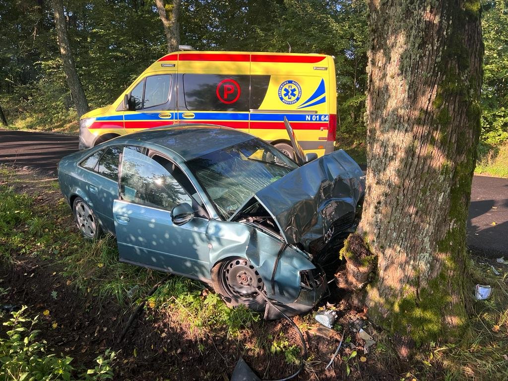 25-letni kierowca uderzył w drzewo. Z poważnymi obrażeniami został przetransportowany śmigłowcem  do szpitala w Olsztynie 