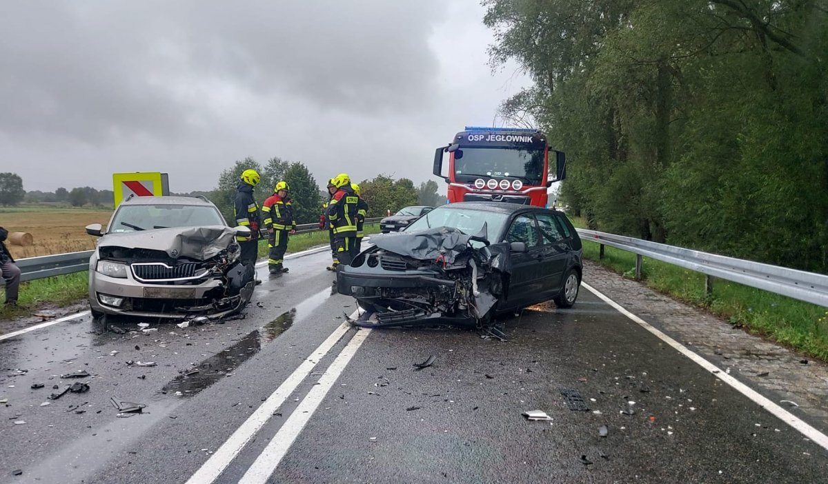 Zderzenie dwóch samochodów osobowych. Trzy osoby w szpitalu