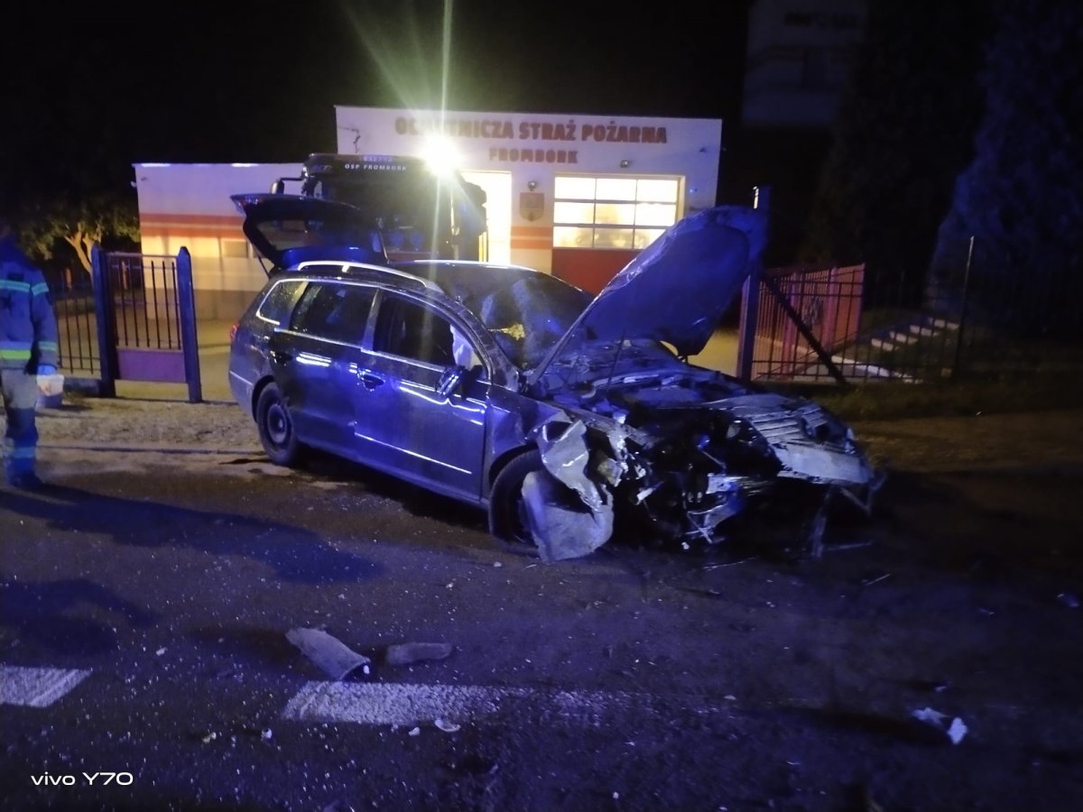 Nocny wypadek we Fromborku. Kierowca trafił do szpitala [ZDJĘCIA]