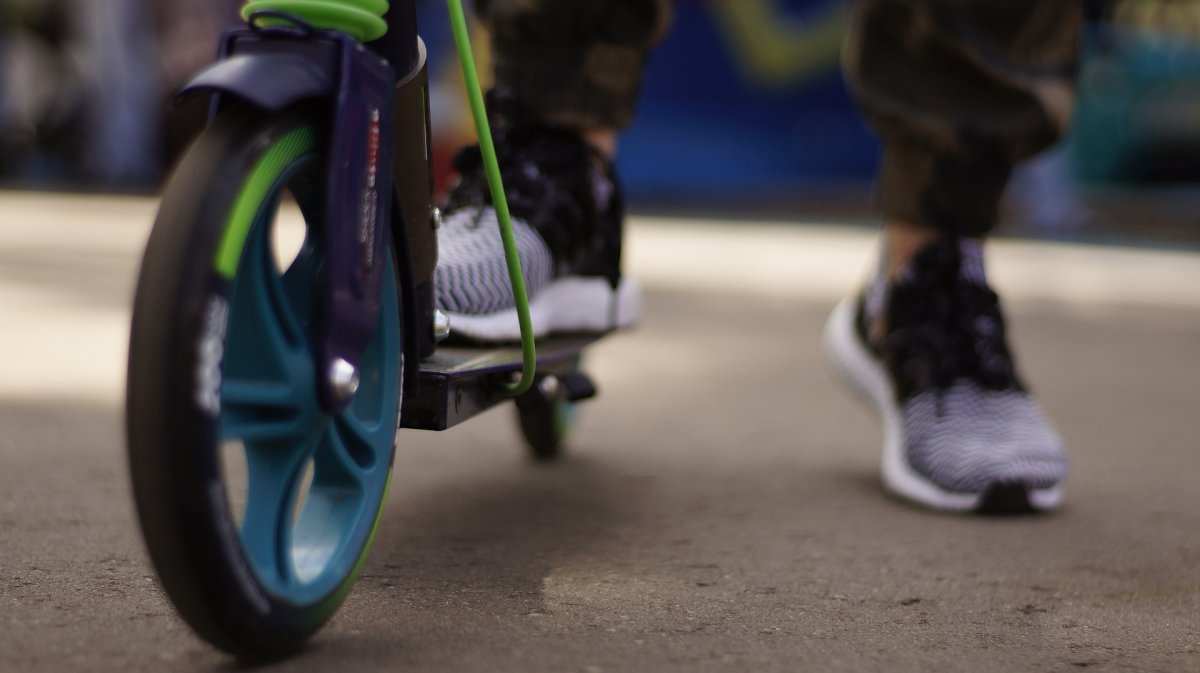 2,5 tysiąca zł mandatu za przejażdżkę hulajnogą po pijaku. Policja ostrzega!