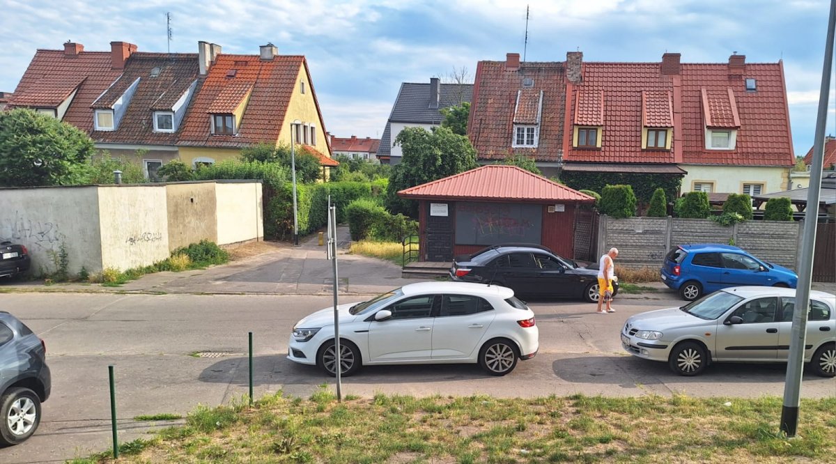 List od Czytelników: Bezmyślni kierowcy niszczą trawniki i chodniki