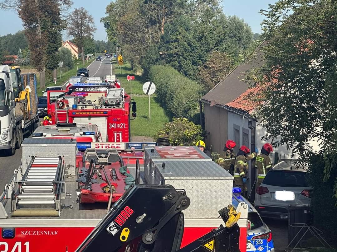 Wypadek w powiecie elbląskim. Samochód uderzył w dom. Trzy osoby poszkodowane