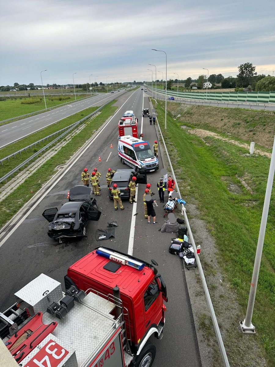 Wypadek na S7. Siedem osób poszkodowanych, w tym dwoje dzieci