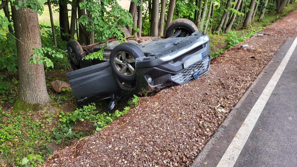 Straciła panowanie nad autem i wjechała do rowu. Trzy osoby trafiły do szpitala
