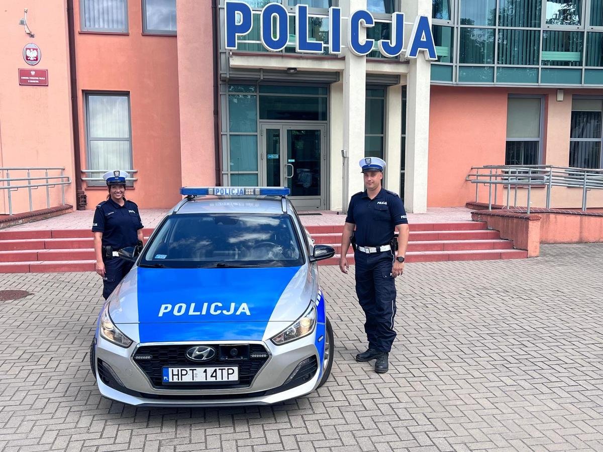 Wpadł do wody i zaczął się topić. Braniewscy policjanci uratowali życie tonącemu mężczyźnie
