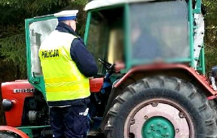 Policjanci z Elbląga interweniowali w sprawie mężczyzny jadącego ursusem. Traktorzysta był pijany i nie posiadał uprawnień do kierowania ciągnikiem z przyczepą